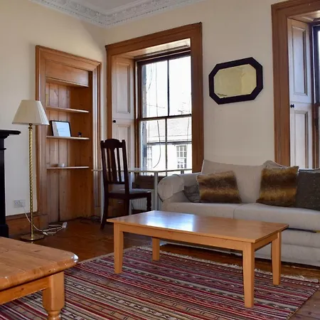 4 Bedroom Georgian Flat In New Town *