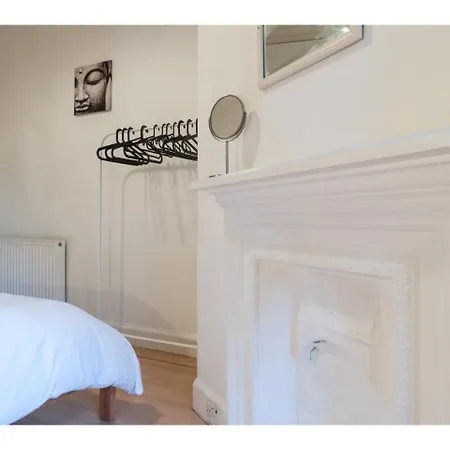 Traditional 2br Tenement In The ❤️ Of Leith *