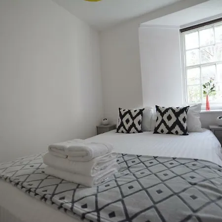 The Bolthole - Fantastic Old Town Location!