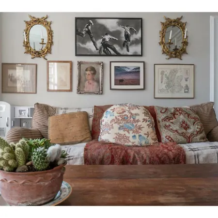 Elegant Townhouse In Historic Capital *