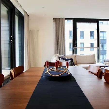 Beautiful 2 Bedroom Flat Overlooking The Meadows Apartment *