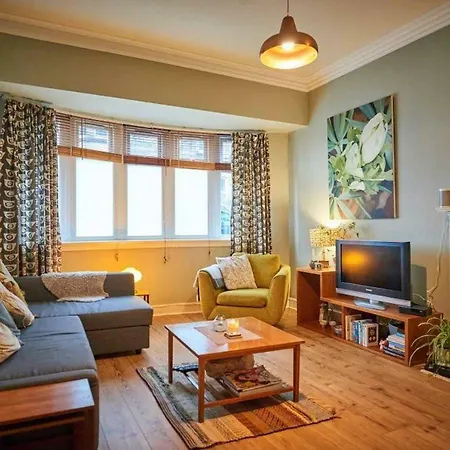 Beautiful 1 Bedroom Next To Holyrood Park Apartment
