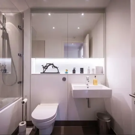 Beautiful 2 Bedroom Flat Overlooking The Meadows Apartment *