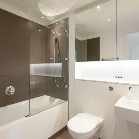 Beautiful 2 Bedroom Flat Overlooking The Meadows Apartment