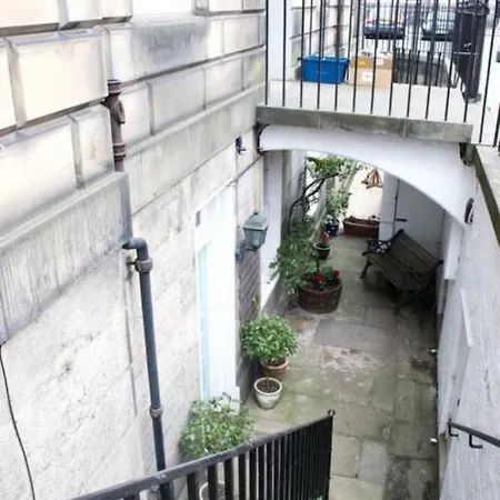 Beautiful 2 Bedroom City Centre Edinburgh