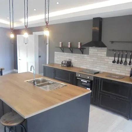 York Place Oasis 3 Bedroom Luxury Apt *