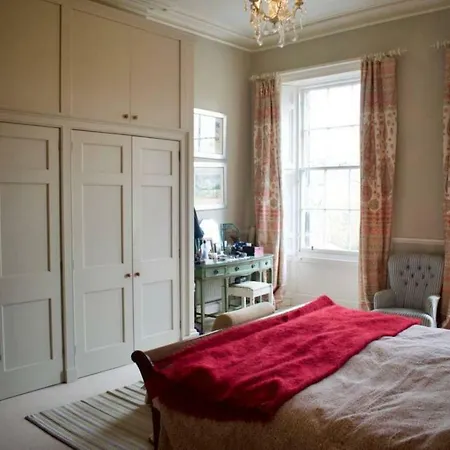 Beautiful Georgian 4 Bedroom Townhouse *