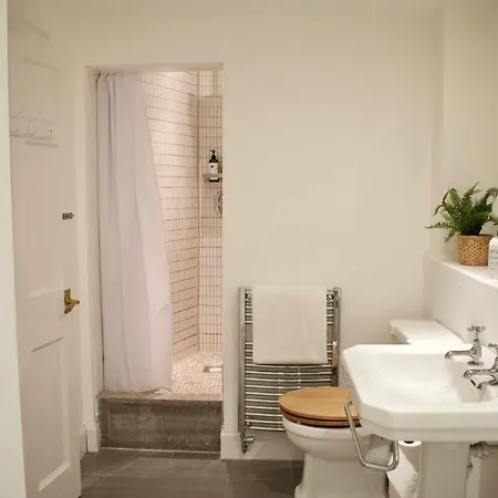 Central Garden Flat Sleeps 4 Perfect Location