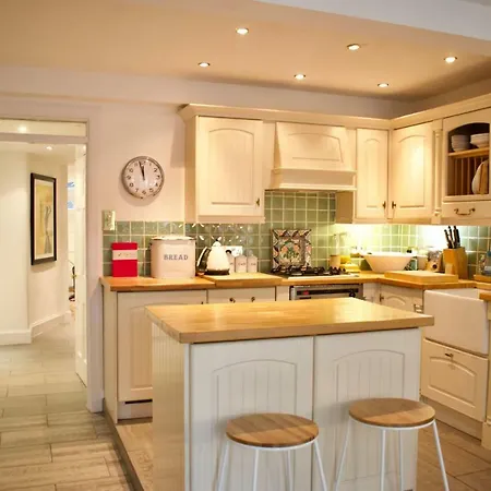 Apartment Central Garden Flat Sleeps 4 Perfect Location *