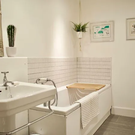 Central Garden Flat Sleeps 4 Perfect Location *