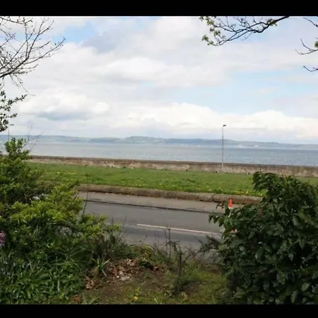 Central Waterfront Flat With Great Views Apartment
