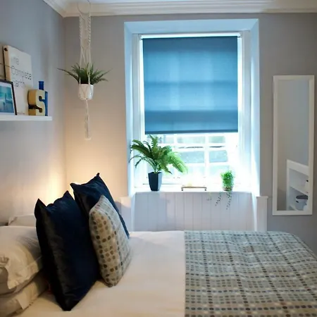 Central Garden Flat Sleeps 4 Perfect Location *