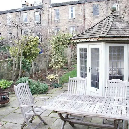 Beautiful Georgian 4 Bedroom Townhouse *