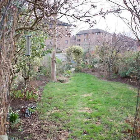 Beautiful Georgian 4 Bedroom Townhouse *