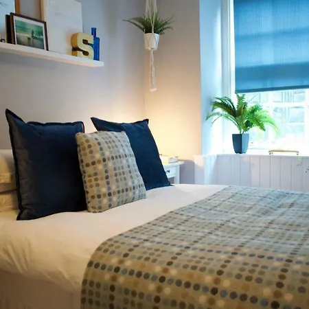Central Garden Flat Sleeps 4 Perfect Location Apartment