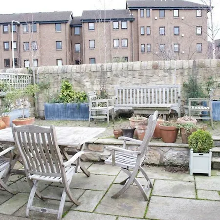 Beautiful Georgian 4 Bedroom Townhouse *