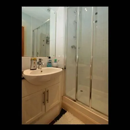 Central Waterfront Flat With Great Views Apartment