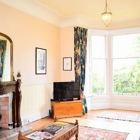 Beautiful & Bright Three Bedroom Apartamento