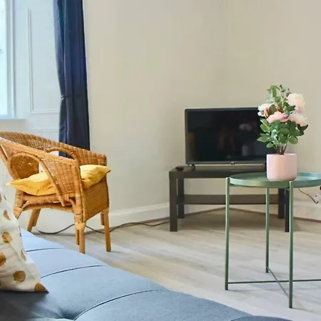 Newly Refurbished 2 Bedroom Flat In Canonmills *