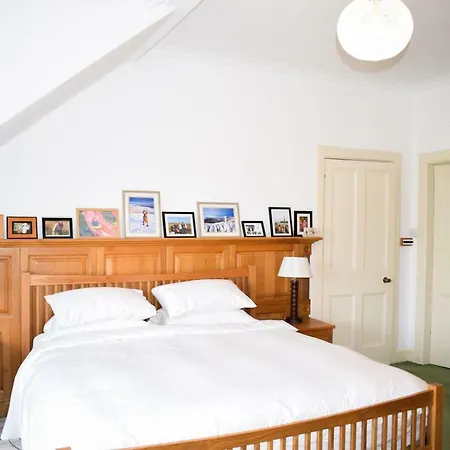 Beautiful & Bright Three Bedroom