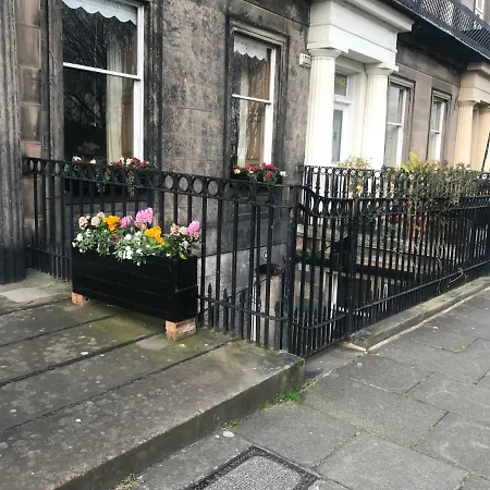 Fantastic 3 Double Bedrooms 2 Bathrooms Garden Sleeps 6 Apartment *