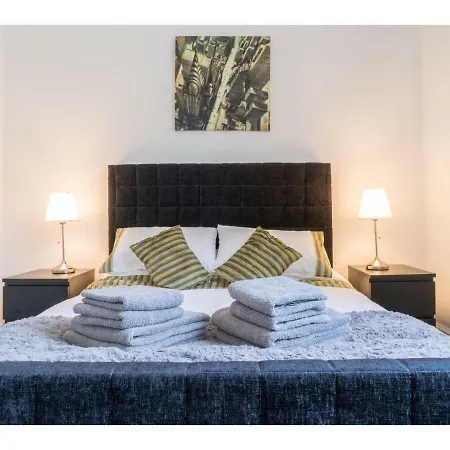 Apartment Convenient With Free Parking *
