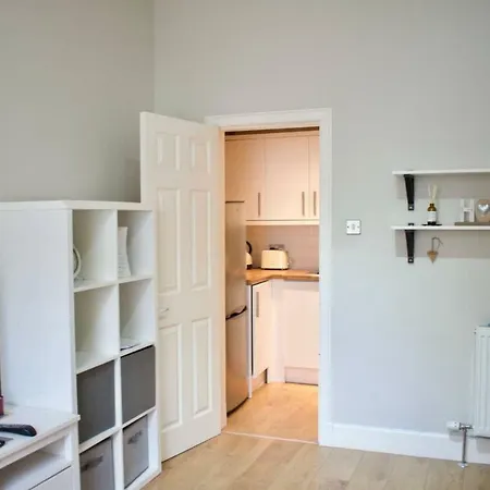 Homely 1 Bedroom Near Canal شقة