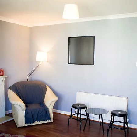 Bright 2 Bedroom With Parking In Edinburgh