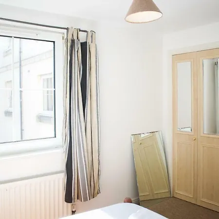 Appartement Bright 2 Bedroom With Parking In Edinburgh