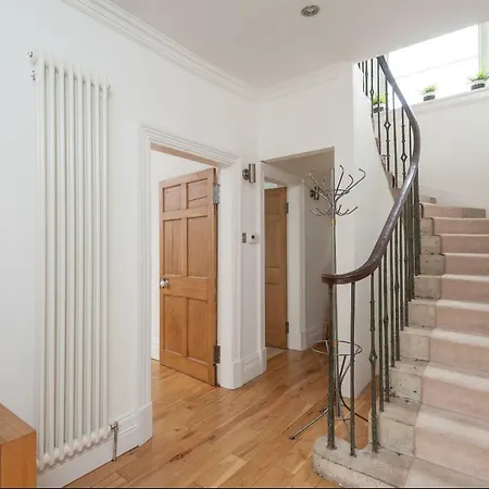 Semesterbostad The Lochside House