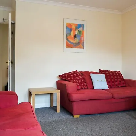 Attractive 3 Bedroom Flat In Central Haymarket شقة *