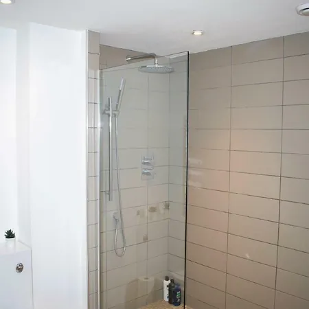 Bright And Modern 2 Bedroom Flat