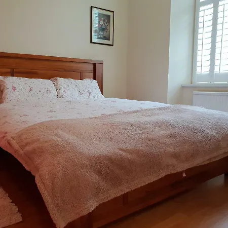 Beautiful Rustic 3 Bed Off Royal Mile شقة