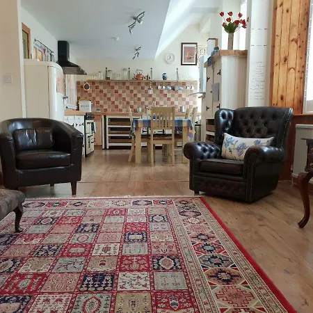 Beautiful Rustic 3 Bed Off Royal Mile شقة *