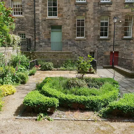 Beautiful Rustic 3 Bed Off Royal Mile شقة *