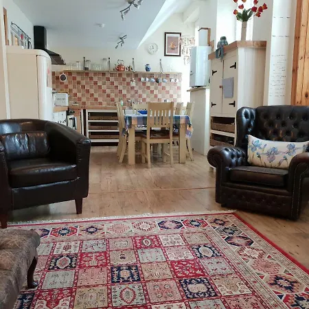 Beautiful Rustic 3 Bed Off Royal Mile