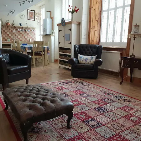 Beautiful Rustic 3 Bed Off Royal Mile شقة *