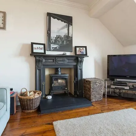 Traditional 4 Bedroom Flat In The Heart Of *