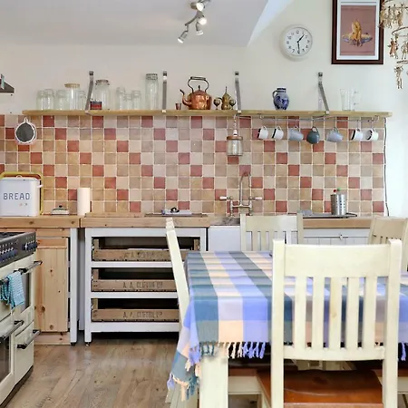 Beautiful Rustic 3 Bed Off Royal Mile شقة *