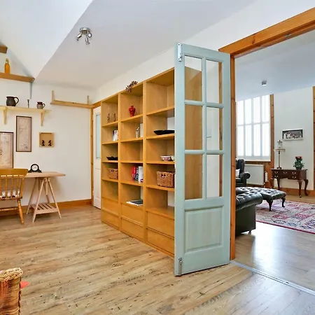Beautiful Rustic 3 Bed Off Royal Mile شقة *