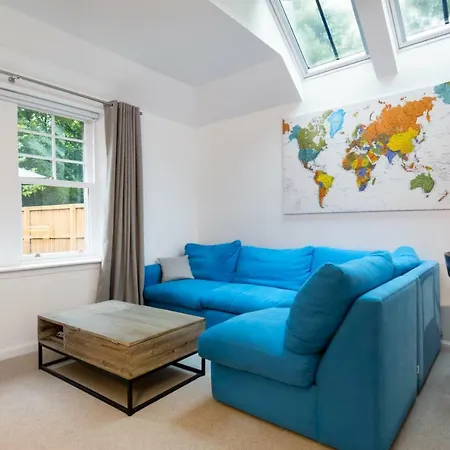 Trinity - With Private Garden And Parking *