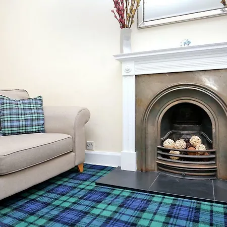 World's End - Historic 2 Bed On The Royal Mile, Sleeps 4 *