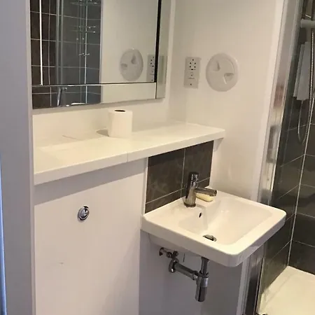 Apartamento Spacious 2 Bedroom Flat With Parking