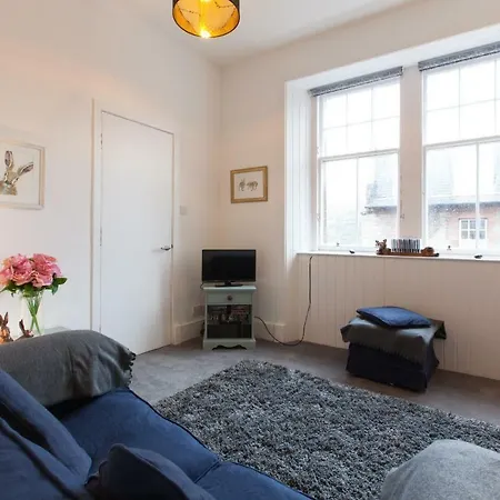 Comfortable 3 Bedroom Top Floor Flat In Old Town * إدنبرة