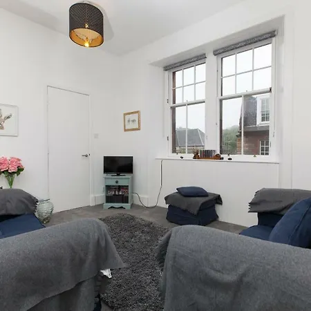 Comfortable 3 Bedroom Top Floor Flat In Old Town *