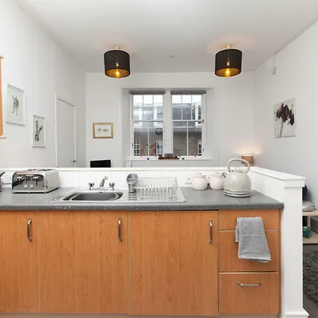 Comfortable 3 Bedroom Top Floor Flat In Old Town