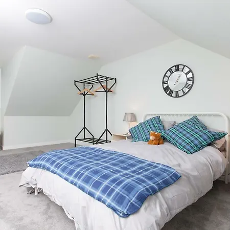 Comfortable 3 Bedroom Top Floor Flat In Old Town