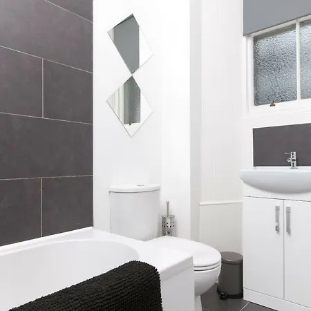 Comfortable 3 Bedroom Top Floor Flat In Old Town