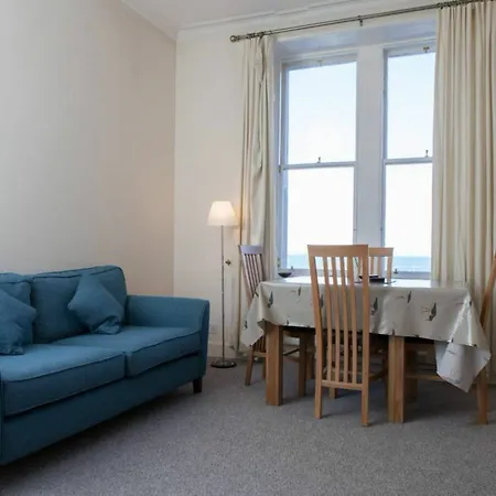 2 Bedroom Flat By The Sea *