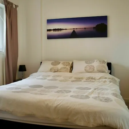 Modern & Light Flat In Vibrant Leith! *